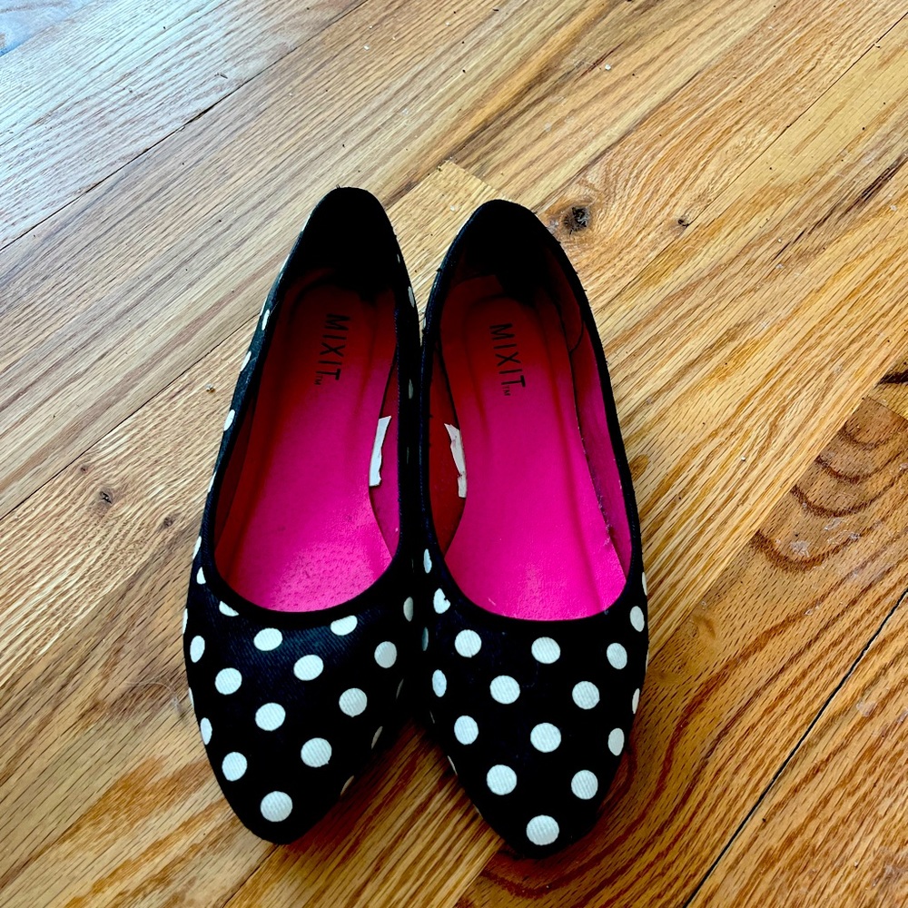 Size 6 black and white polka dot flats